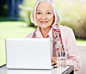 Vorsorgeberatung: Ältere Dame vor Laptop
