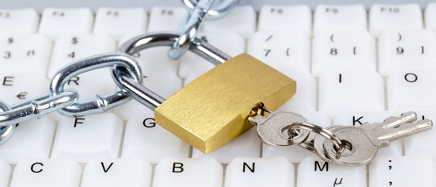 Ratgeber Schutz im Internet - Schloss liegt auf Tastatur