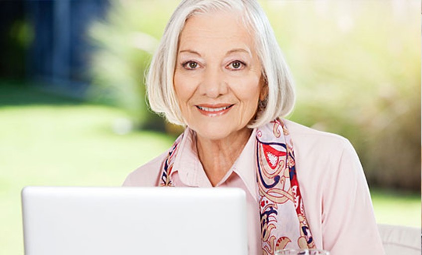 Vorsorgeberatung - ältere Frau sitzt vor Laptop